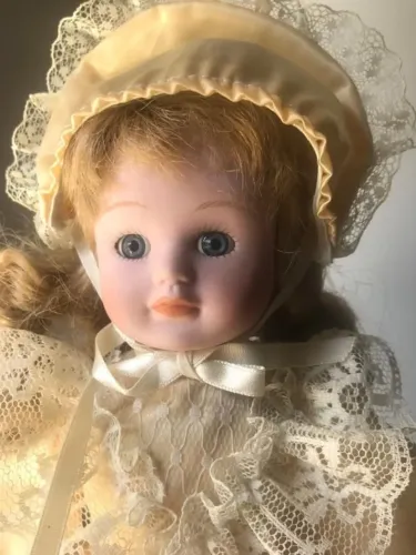 Belíssima e perfeita boneca francesa de porcelana de 30cm