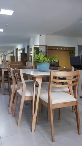 Mesa de Jantar em Madeira maciça com Design Moderno Júlia