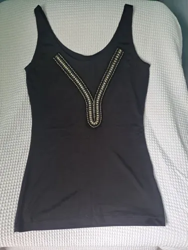 Camiseta preta com detalhes em prata