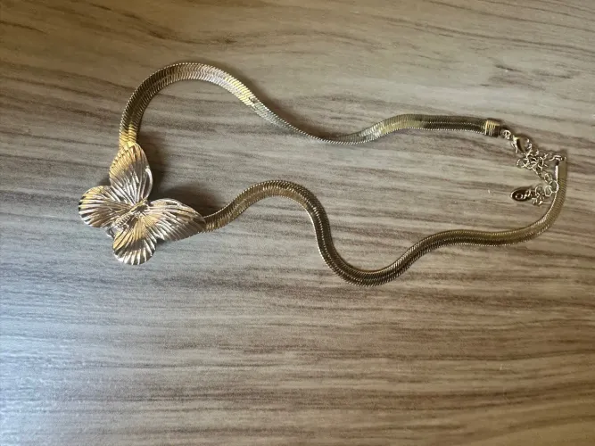 Colar dourado com pingente borboleta 
