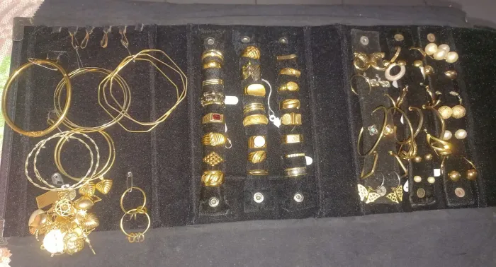 Mostruário de joias foleadas a ouro.