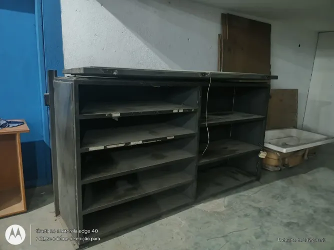Balcão completo com porta e pode abrir com ligacao automática.