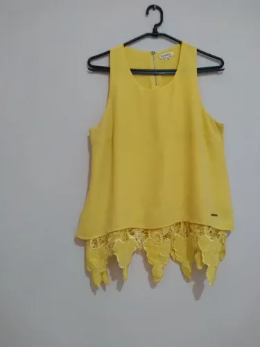 Blusa feminina regata lisa com forro, bordado na barra.