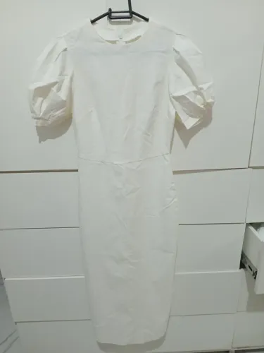 Vestido branco com mangas bufantes