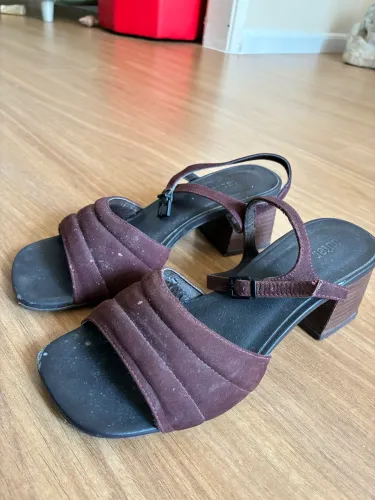 Sandália de salto alto com tiras acolchoadas da marca Outer.