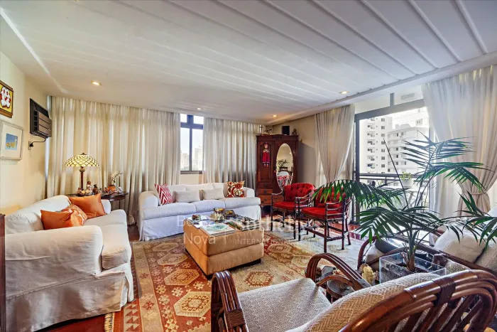 Apartamento em rua tranquila com planta generosa e varanda ensolarada