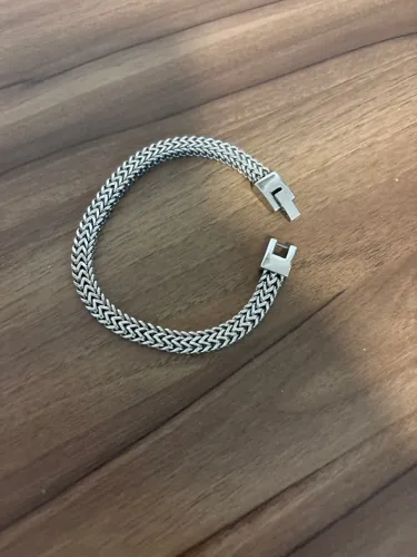 Pulseira de aço inoxidável com design moderno