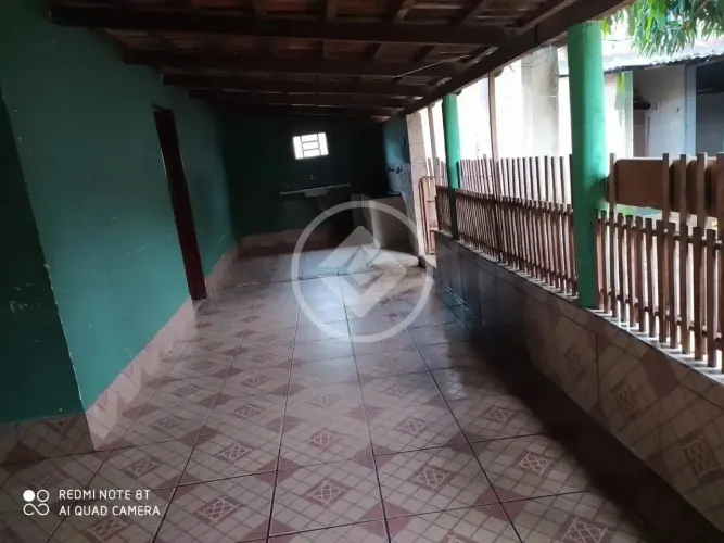 A casa possui: 4 quartos; 2 salas; cozinha; área de serviços coberta; quintal cimentado; o