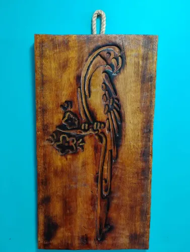 Escultura de madeira de arara