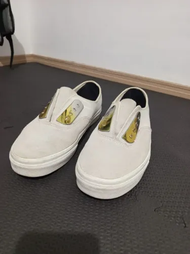 Tênis Vans Off-White em camurça com detalhes Dourados