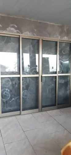 Porta vidro aluminio fechamento bronze tamanho 2.37 de largura por 2.18 a altura.