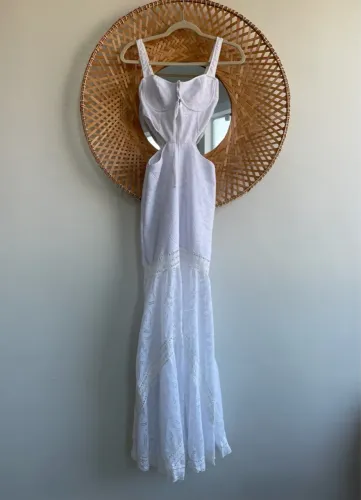Vestido longo com recortes e renda (tamanho P)