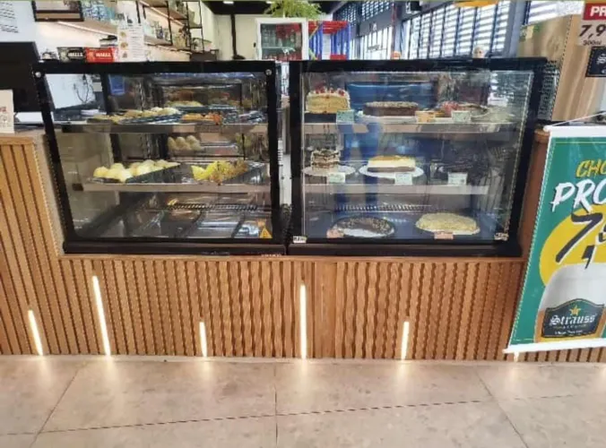 A. Vitrines refrigeradas quentes neutras 