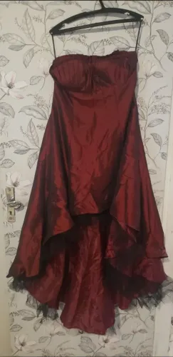 Vestido de festa vermelho com detalhes