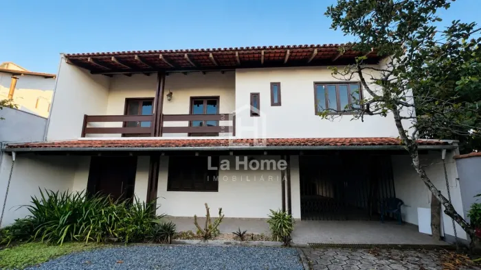 Ampla Casa para moradia ou área comercial à Venda no Bairro Itoupava Norte com 240m2 e 4 q