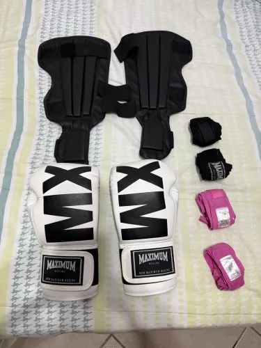 Vendo kit completo para treino de boxe/muay thai, em ótimo estado de conservação.