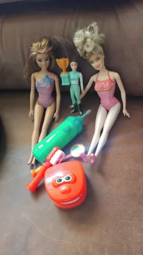 Lote Brinquedos Usados: Bonecas Barbie + Kit Dentista Infantil Faz de Conta