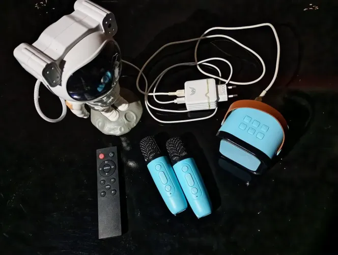Luminária projetora astronauta + Caixa de som led com 2 microfones + Raquete elétrica