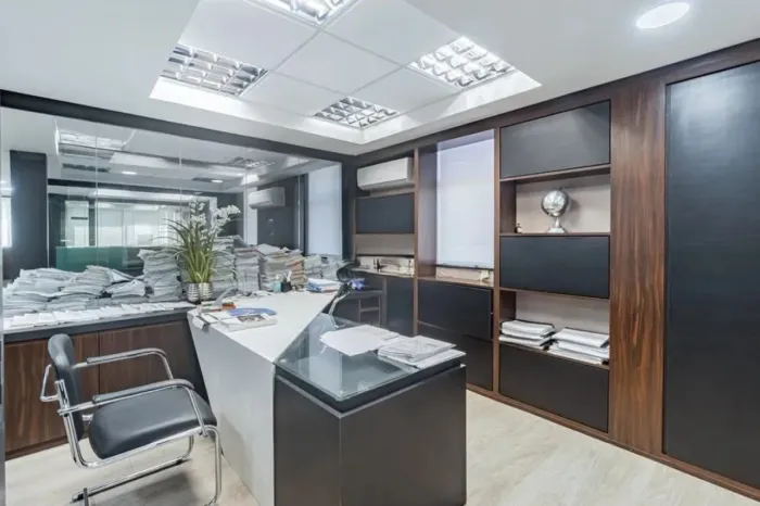 Sala comercial com 217,94 m2 de área privativa, andar inteiro, mobiliada, 4 vagas