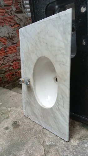 Lavatório com torneira