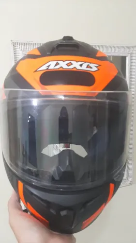 Capacete de moto Axxis Draken Tracer na cor preto fosco com detalhes em laranja.