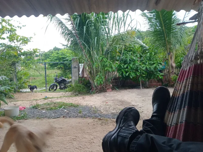 Vende-se pequena casa com terreno