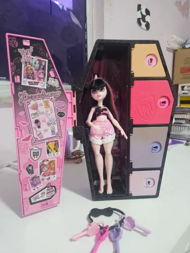 Boneca moster high/draculaura(G3) com todos os acessórios incluso