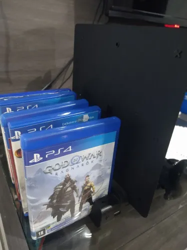 PlayStation 4 slim 500 GB completo com base dois controles + 5 jogos mídia fisica