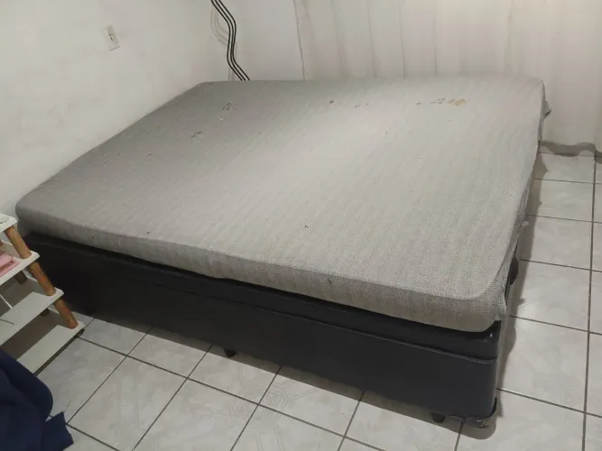 Cama bau c colchão usado precisa de reparo em duas ripa do estrado mais em boas condições