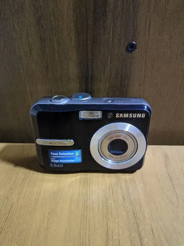 Câmera Digital Samsung S860 8.1MP Vintage Y2K (Com Detalhe no Flash)