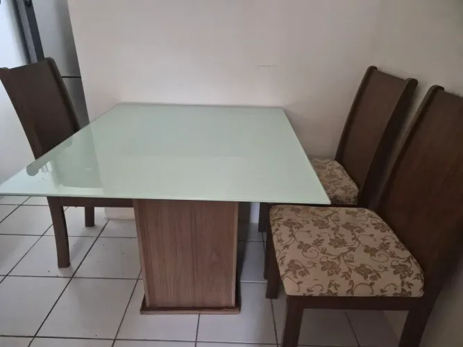 Mesa com tampo de vidro