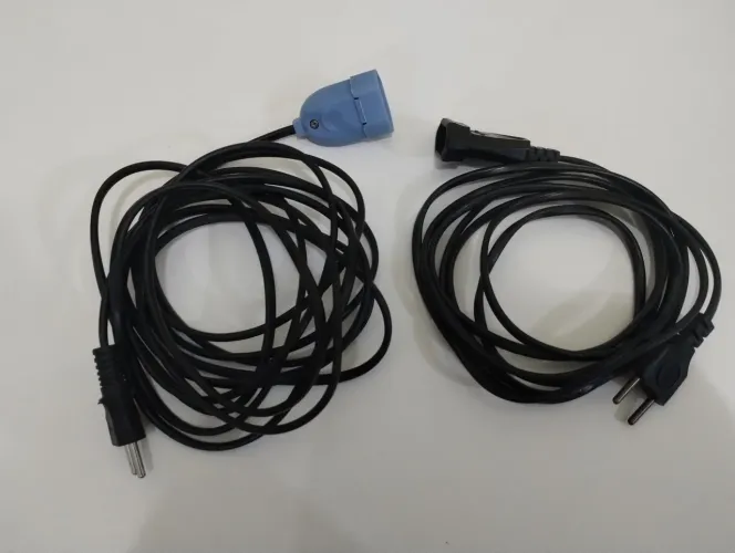 Kit 2 Extensão / uma com 3 metros e a outra com 4,70 metros. As duas de 10 amperes