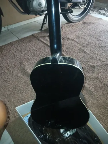 Vendo violão  da Disney  de carros  usado so uma vez