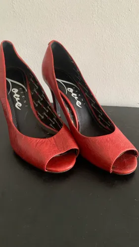 Sapato vermelho salto alto feminino