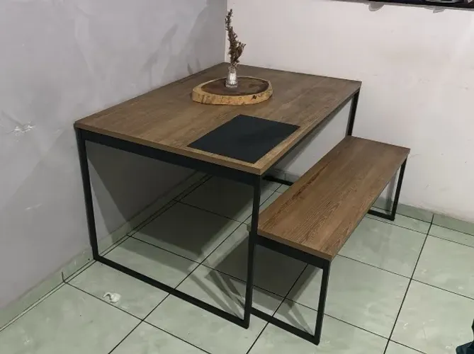 Mesa com banco e duas cadeiras