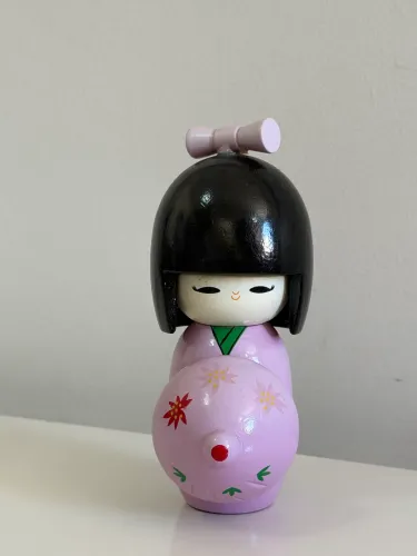 Boneca japonesa em madeira kokeshi