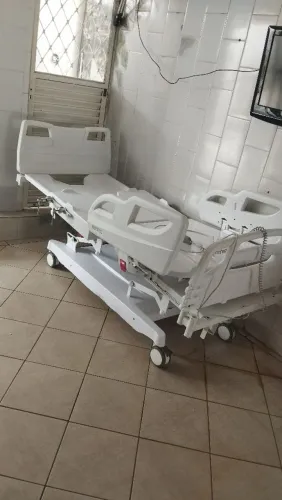 Cama hospitalar elétrica funcionando perfeitamente
