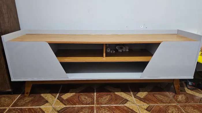 Rack para TV Retrô Branco e Madeira - Estado de Novo