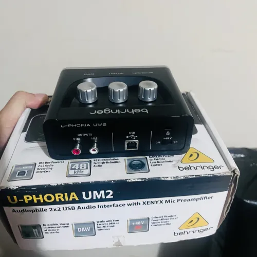 Interface de Áudio Behringer U-Phoria UM2 - USB