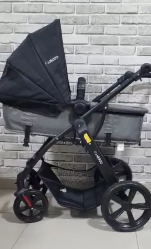 Carrinho de bebê com bebê conforto