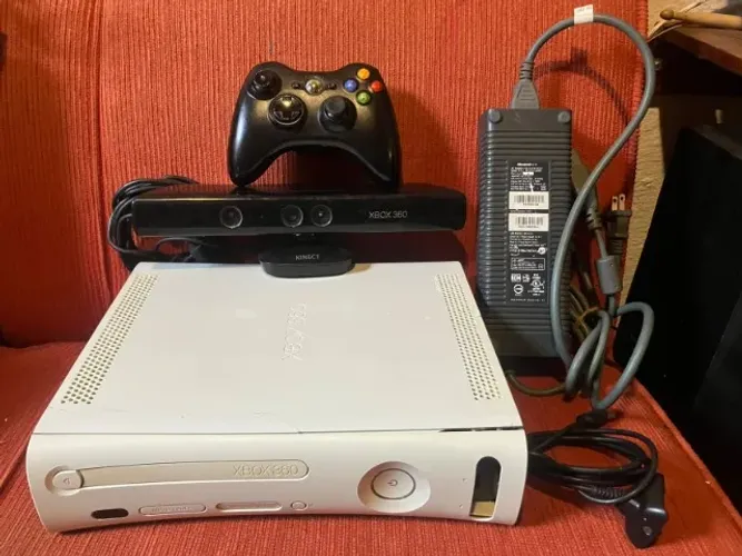 XBox 360 FAT Funcionando (Carcaça Bem Ruim)