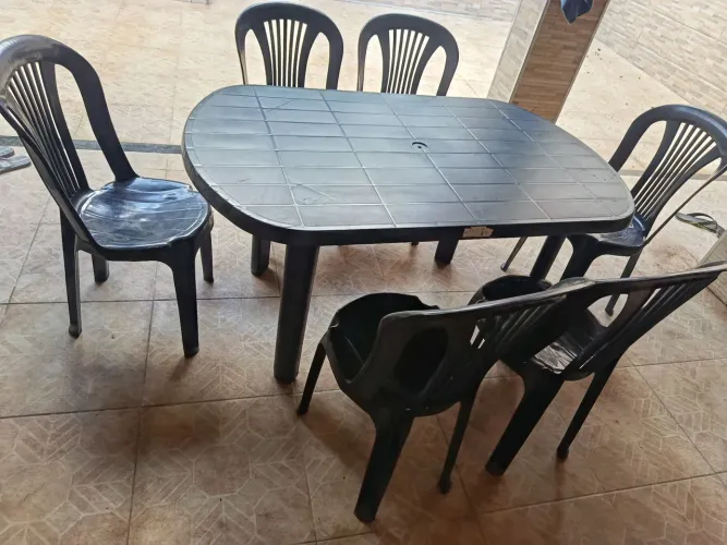 Vende -se conjunto de mesa com 6 cadeiras de plástico semi nova 