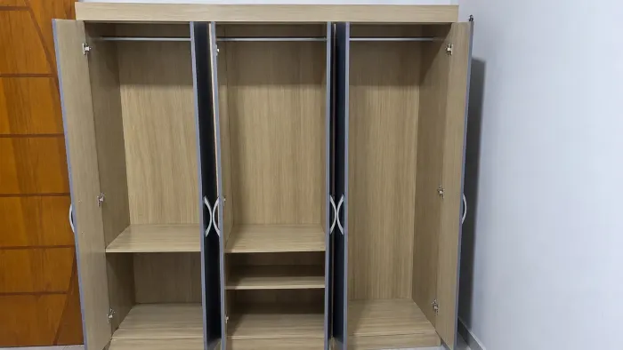 Guarda Roupa, Pouco tem de uso a venda