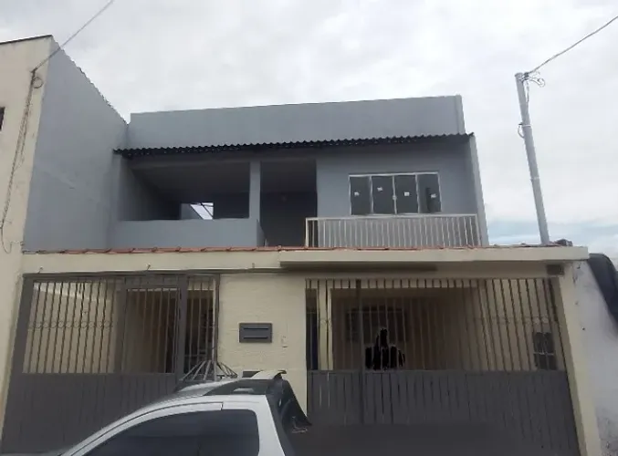 Alugo uma excelente casa com três quartos, sendo uma suíte, QR 206, Conjunto 22, 1ºpav.
