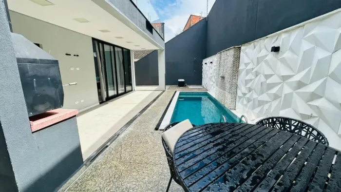 Sobrado para aluguel possui 320 metros quadrados com 3 quartos em Residencial Real Park - 