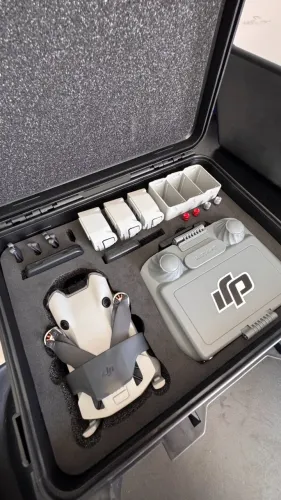 Drone DJI Mini 4 Pro na versão Fly More Combo com o Controle RC2