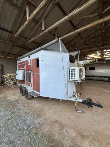 Reboque 2 Cavalos Ano 2022 Completo com Banheiro e Cozinha