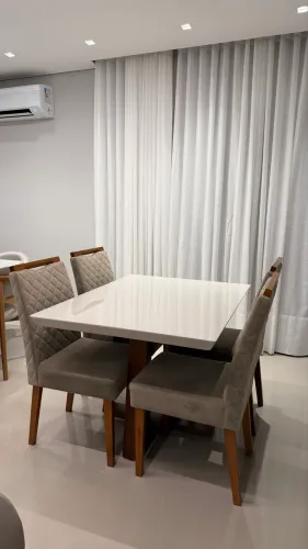 Mesa madeira com tampo laqueado de vidro