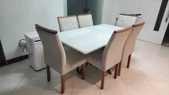 MESA DE JANTAR 90X160, TAMPO DE VIDRO, 6 CADEIRAS ACOLCHOADAS, EM PERFEITO ESTADO. 