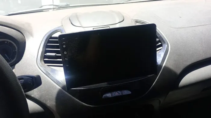 Central multimidia aikon com moldura Ford Ka